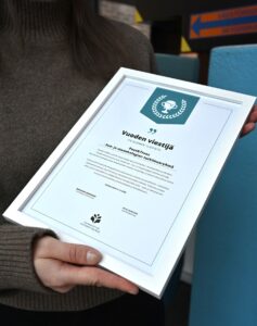 Kuva ihmisestä pitelemässä diplomia.