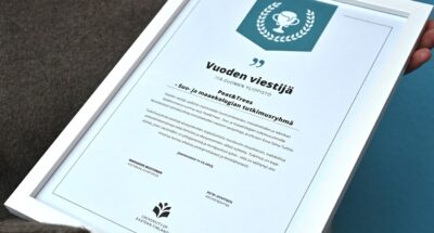 Kuva ihmisestä pitelemässä diplomia.