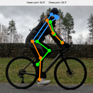Kuvassa henkilö polkee ulkona polkupyörällä hyvässä säässä. Kuvaa on käsitelty MMPose-tyäkalulla, minkä vuoksi henkilön päälle on piirretty pisteitä kehon nivelten kohdalle ja näitä pisteitä yhdistävät viivat. Pisteet ja viivat ovat  erivärisiä.