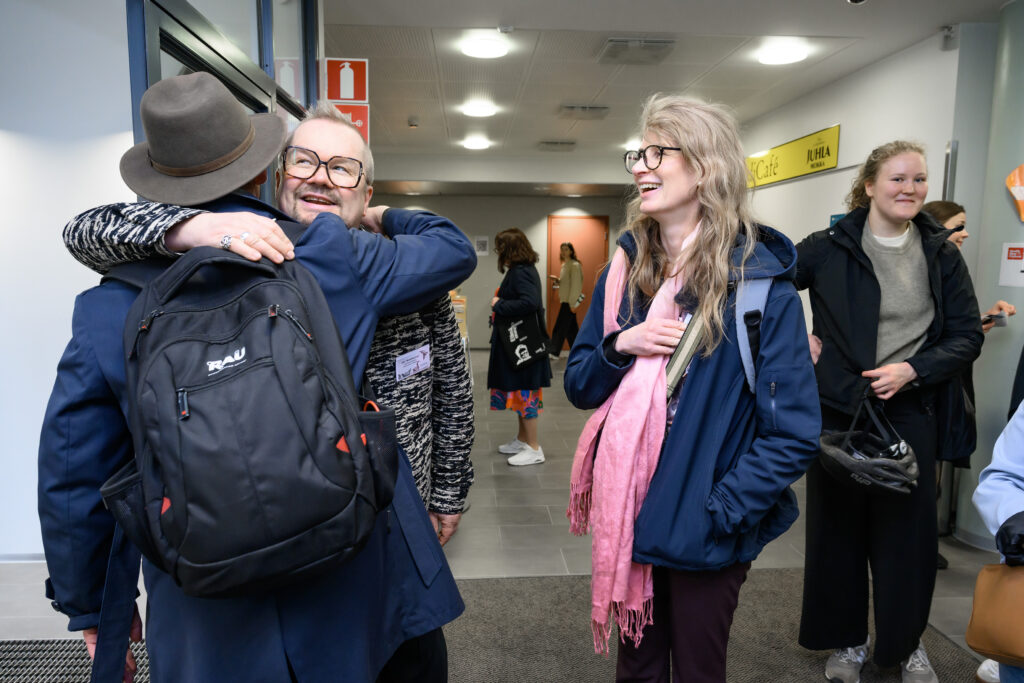 Halaus, konferenssivieraat aulassa