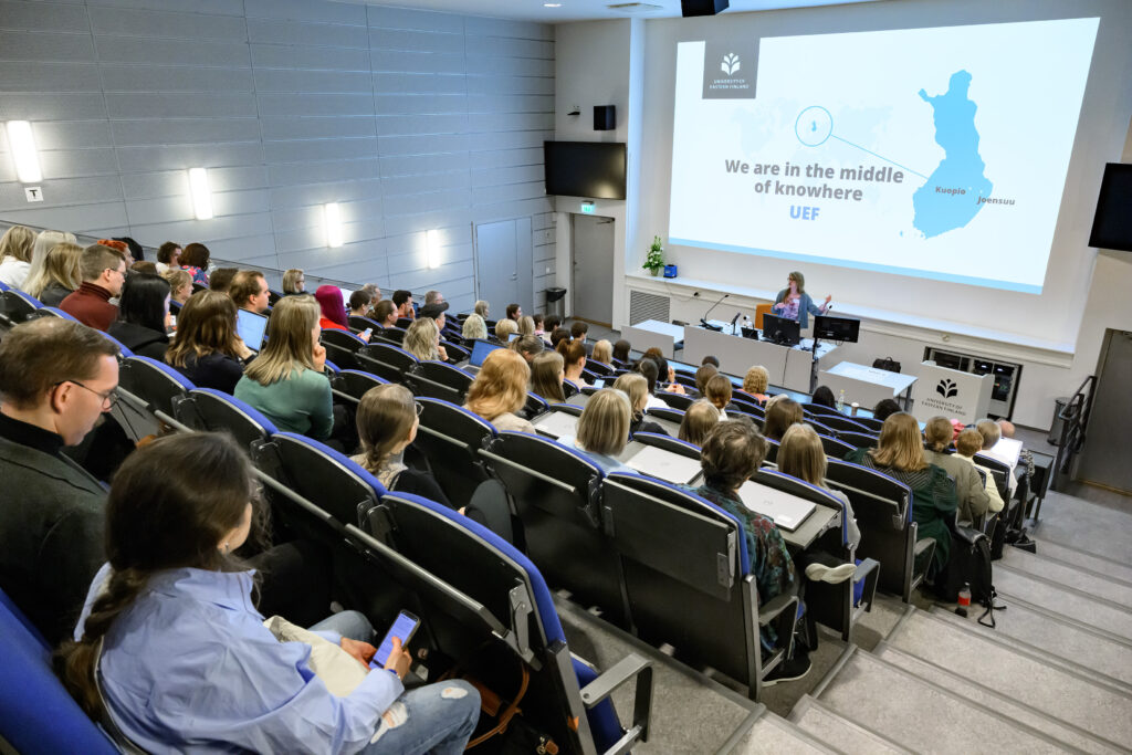 Kuva auditoriosta, konferenssin avaus