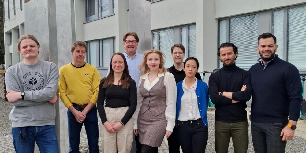 Introducing image of the groupCOMET: Weak-tie hypothesis in complex digital networks